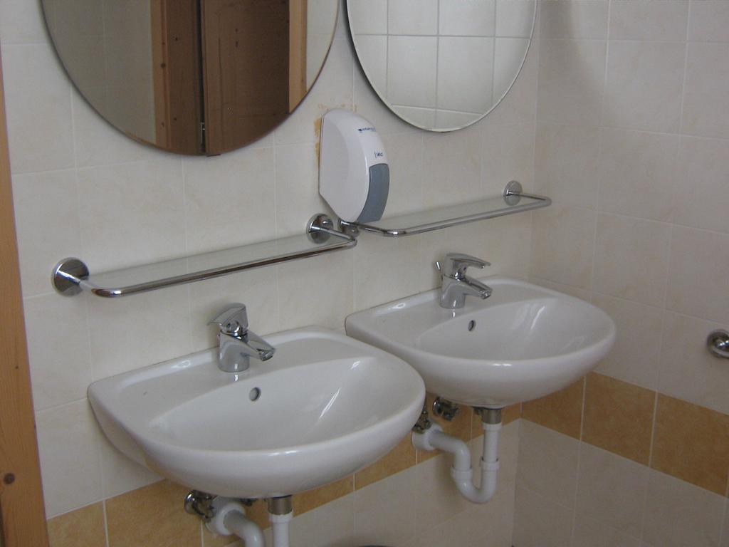 Taxus Hostel Pieve Tesino Quarto foto